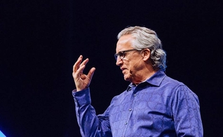 Bill Johnson, pastor da Bethel Church, ministrou na conferência Heaven Come, da Bethel Music. (Foto: Reprodução/Facebook)