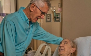 Frank Dewhurst visita Linda Nall após a cirurgia realizada no Houston Methodist Hospital. (Foto: Reprodução/Instagram)
