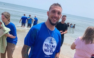 Jacob Palmer foi evangelizado ao tentar pular da ponte e foi batizado. (Foto: CBN News)