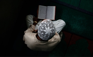 Imagem ilustrativa. Muçulmano segurando o Alcorão, livro sagrado do Islã. (Foto: Narendra Shresthaepa/EPA)