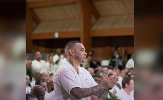 Prisioneiros se batizam em prisão. (Foto: Gateway Church TV / YouTube)