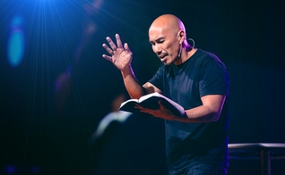 Francis Chan alertou sobre as divisões teológicas, calúnias e fofocas continuam dividindo o Corpo de Cristo. (Foto: Reprodução/Church Leaders)