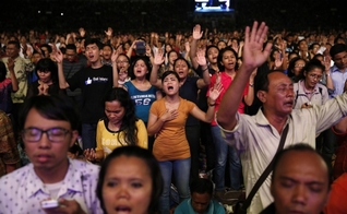 Cristãos indonésios cantam em evento de Natal no estádio Gelora Bung Karno, em Jacarta. (Foto: Reprodução/Reuters)