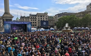 Milhares de cristãos se reuniram na Trafalgar Square, praça mais importante do centro de Londres. (Foto: Thy Kingdom Come)