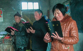 Cristãos chineses decoram as Escrituras porque sabem que ninguém pode roubar o que está em seus corações. (Foto: Voice of the Martyrs)