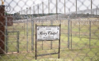 Placa na Perry Correctional Institution, designando a futura localização da Capela Perry. (Foto: Matt Burkhartt)