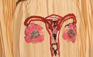 Peça da coleção da marca Gucci com tema favorável ao aborto. (Foto: Reprodução/Life Action)
