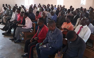 Pastores de aldeias da África receberam treinamento bíblico de líderes brasileiros no Malawi. (Foto: Missão Mãos Estendidas)