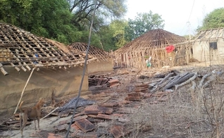 Casas dos cristãos tribais foram destruídas pelos aldeões em Chhattisgarh, na Índia. (Foto: Reprodução/Morning Star News)