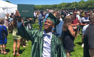 Thalles Winner Silva de Souza se formou na escola secundária Dennis-Yarmouth Regional, em Massachusetts. (Foto: Reprodução/Facebook)