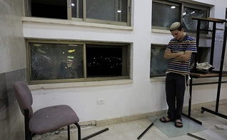 Um dos estudantes que estava dentro de uma escola religiosa judaica em Sderot, Israel, depois de ter sido atingido por um foguete lançado da Faixa de Gaza, quinta-feira, 13 de junho de 2019. (Foto: Tsafrir Abayov/AP)