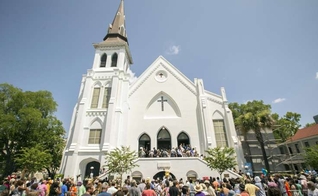 Pessoas se reúnem em frente à Igreja Emanuel em Charleston após tiroteio que matou nove pessoas. (Foto: Stephen B. Morton/AP)