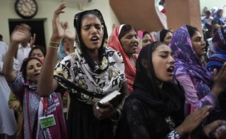 Cristãos adoram em uma igreja em Lahore, Paquistão. (Foto: Reprodução/Getty)