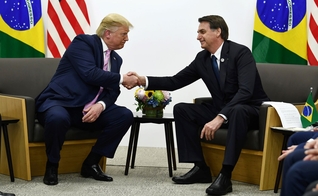 Presidente do Brasil, Jair Bolsonaro, e o presidente dos EUA, Donald Trump, durante reunião em Osaka, no Japão. (Foto: Brendan Smialowski/AFP)