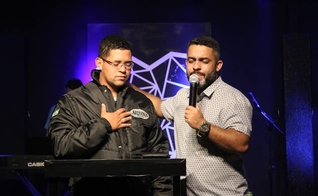 O motoboy Caíque Guilherme Santos recebeu uma oração do pastor da Igreja Metodista Wesleyana. (Foto: Facebook/Wesleyana SJC)