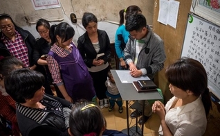 Cristãos chineses se reúnem para oração e adoração a Deus. (Foto: Reprodução/Reuters)