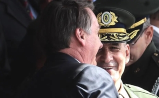 Presidente Jair Bolsonaro cumprimenta o general Luiz Eduardo Ramos. (Foto: Werther Santana/Estadão)