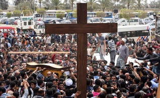 Multidão de cristãos coptas do Egito. (Foto: Reprodução/Getty)