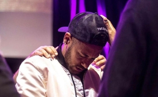 Neymar recebe oração em culto na Igreja Batista Peniel, em São Vicente. (Foto: Instagram/Sennadeze6)