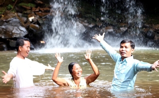 Nova convertida no sudeste da Ásia celebra após ser batizada. (Foto: Reprodução/BP News)