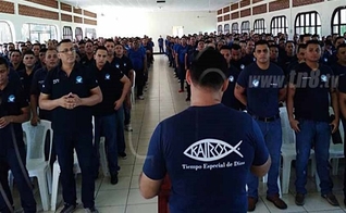 Reunião realizada pelo Ministério Kairós na prisão La Modelo. (Foto: Reprodução/TN8 TV/Joy News)