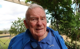 Bill Hayden em sua casa em Queensland, na Austrália. (Foto: ABC News/Amy Donaldson)
