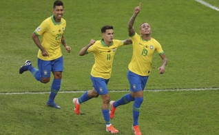 Everton Cebolinha celebra gol junto a Coutinho. (Foto: Natacha Pisarenko/AP)