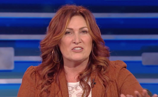Jo Dee Messina em entrevista ao programa Mike Huckabee, em 2018. (Foto: Reprodução/YouTube)
