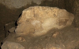 Pilar de pedra encontrado pelo arqueólogo Eli Shukron. (Foto: Reprodução/CBN News)