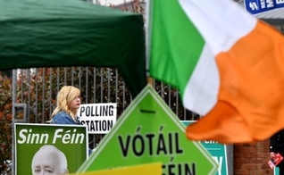 Com votos de partido de esquerda, Parlamento da Irlanda do Norte aprova legislação para aborto e casamento gay. (Foto: Getty/Charles McQuillan)