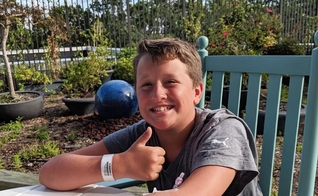 Levi Floyd, de 12 anos, sobreviveu a um afogamento na praia de Holden Beach, na Carolina do Norte, nos EUA. (Foto: Arquivo Pessoal)