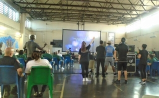 Presos participam do "Hope Event", realizado na Rikers Island, em Nova York. (Foto: Reprodução/Bolsa de Prisão)