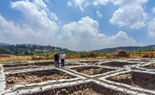 Dr. Hamoudi Khalaily (esquerda) e Dr. Jacob Vardi, diretores das escavações em Motza, em nome da Autoridade de Antiguidades. (Foto: Yaniv Berman/Autoridade de Antiguidades de Israel)
