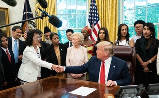 Trump recebe na Casa Branca vítimas de perseguição religiosas de diversos países. (Foto: Reprodução/Voice Of America)