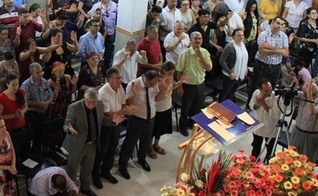 Cristãos argelinos durante culto na igreja. (Foto: Reprodução/SAT-7)