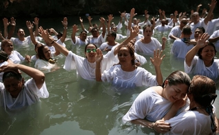 Ex-muçulmanos se voltam para Jesus e se batizam no Irã. (Foto: Reprodução/Believers)