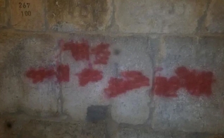 Pichação no Muro das Lamentações foi coberta com tinta vermelha. (Foto: Reprodução/Israel First)