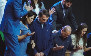 Presidente Jair Bolsonaro recebe oração ao lado da primeira-dama, do ministro Onyx  Lorenzoni e sua esposa. (Foto: Gabriel de Souza/Sara Nossa Terra)