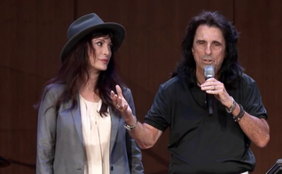 Alice Cooper contou seu testemunho ao lado da esposa na Igreja Parkside, em Ohio, nos EUA. (Foto: Fox 8 News)