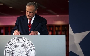 Governador Greg Abbott assina lei para proteger bebês de aborto malsucedido. (Foto: Nick Wagner/Austin American-Statesman/AP)