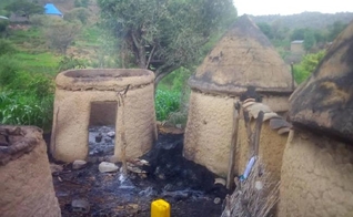 Aldeia em Camarões atacada pelo Boko Haram. (Foto: Reprodução/Barnabas Fund)