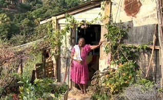 A aposentada mora em um barraco de madeira com a neta. (Foto: Reprodução/TV Gazeta)