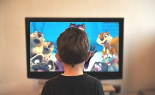 Imagem ilustrativa de criança assistindo TV. (Foto: Reprodução/Ciara-pics)