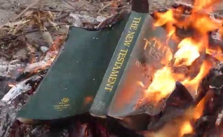 Perseguição cristã inclui vilipêndio a objetos da fé cristã, como Bíblias. (Foto: Reprodução/DC Gazette)