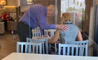 O funcionário da Chick-fil-A, Stephen Spray, ora por cliente. (Foto: Reprodução/Brittany Calden)