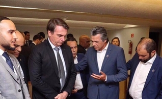 Pastor Jentezen Franklin em oração pelo presidente Jair Bolsonaro nos bastidores da Conferência Global 2019. (Foto: Jentezen Franklin)