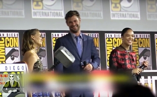 Natalie Portman com o martelo do Thor na apresentação do filme na San Diego Comic-Con. (Foto: Reprodução/YouTube)