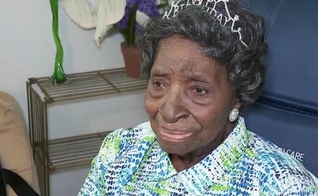 Elizabeth Francis comemorando seus 110 anos. (Foto: Reprodução/ABC 13 Vídeo)