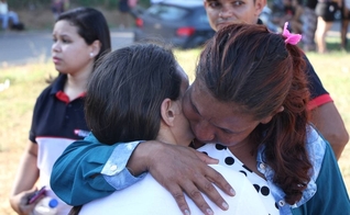 Familiares esperam por notícias na porta do Centro de Recuperação Regional de Altamira, no Pará. (Foto: Época/Vitor Danilo)