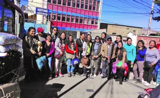 Última foto feita com parte dos jovens médicos voluntários antes de seguir viagem para a cidade de Apolo interrompida por acidente. (Foto: Reprodução/Página Siete)